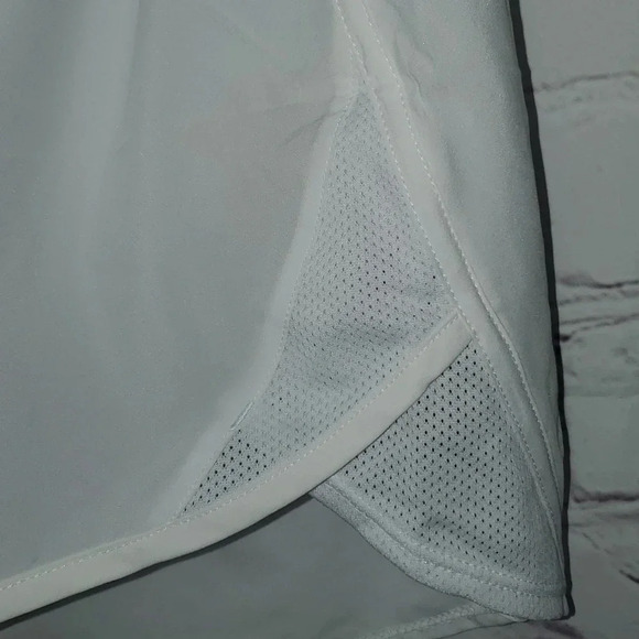 Under Armor Women's Loose White Athletic Running Shorts Size XL NWT - Picture 3 of 9